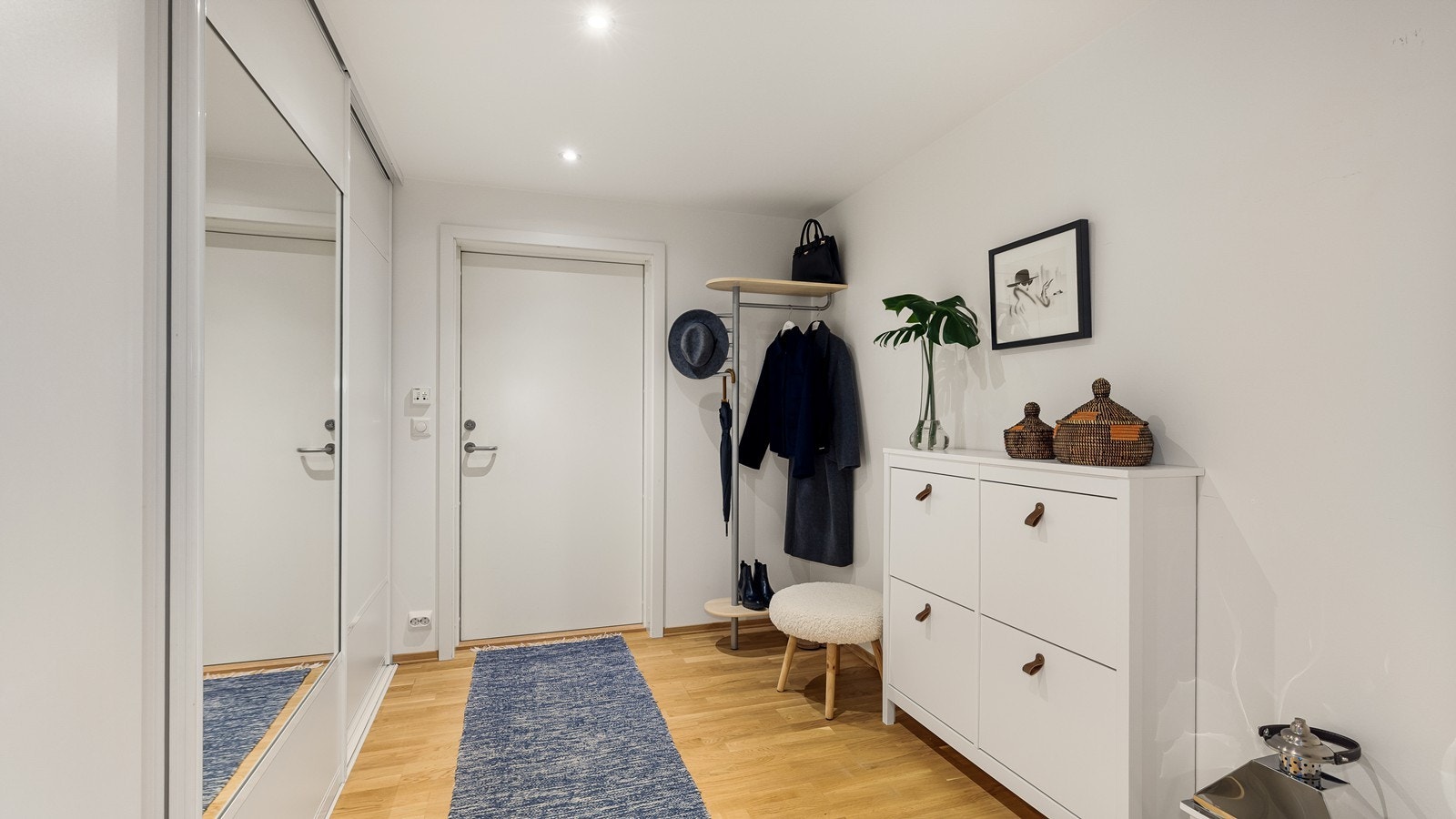 Romslig gang med skyvedørsgarderobe Galleribilde