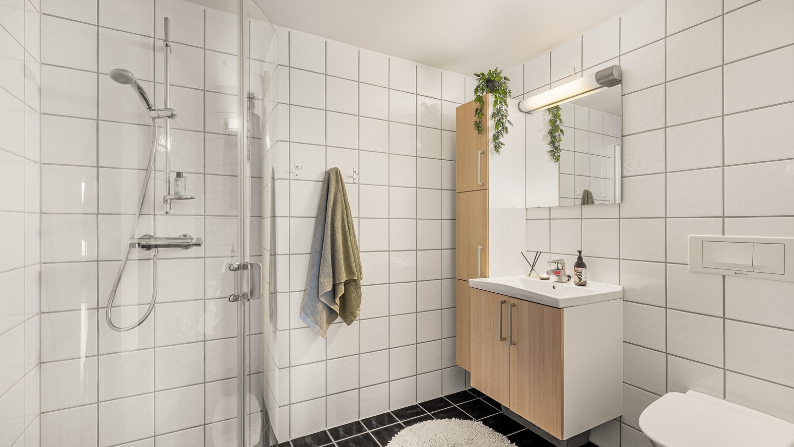 Bad har flis fra gulv til tak - her er det varmekabler Galleribilde