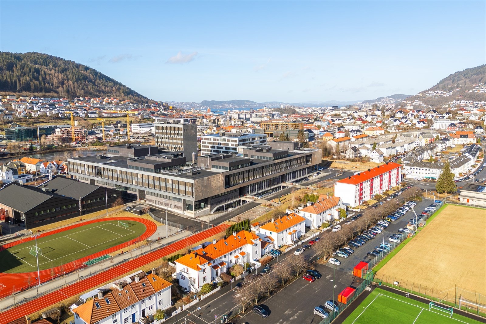 Isdalen og turstiene opp mot Ulriken byr på naturopplevelser, og en joggetur rundt Tveitevannet eller en spasertur ved vakre Kanonhaugen kan anbefales. Galleribilde