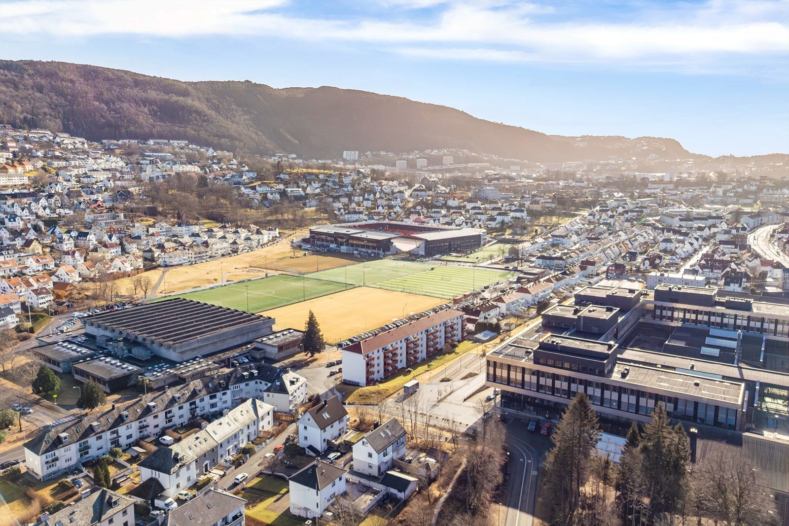 En lekker toppleilighet med utmerket beliggenhet i et veletablert boligområde med nærhet til byfjellene, kollektivtransport og servicetilbud. Galleribilde