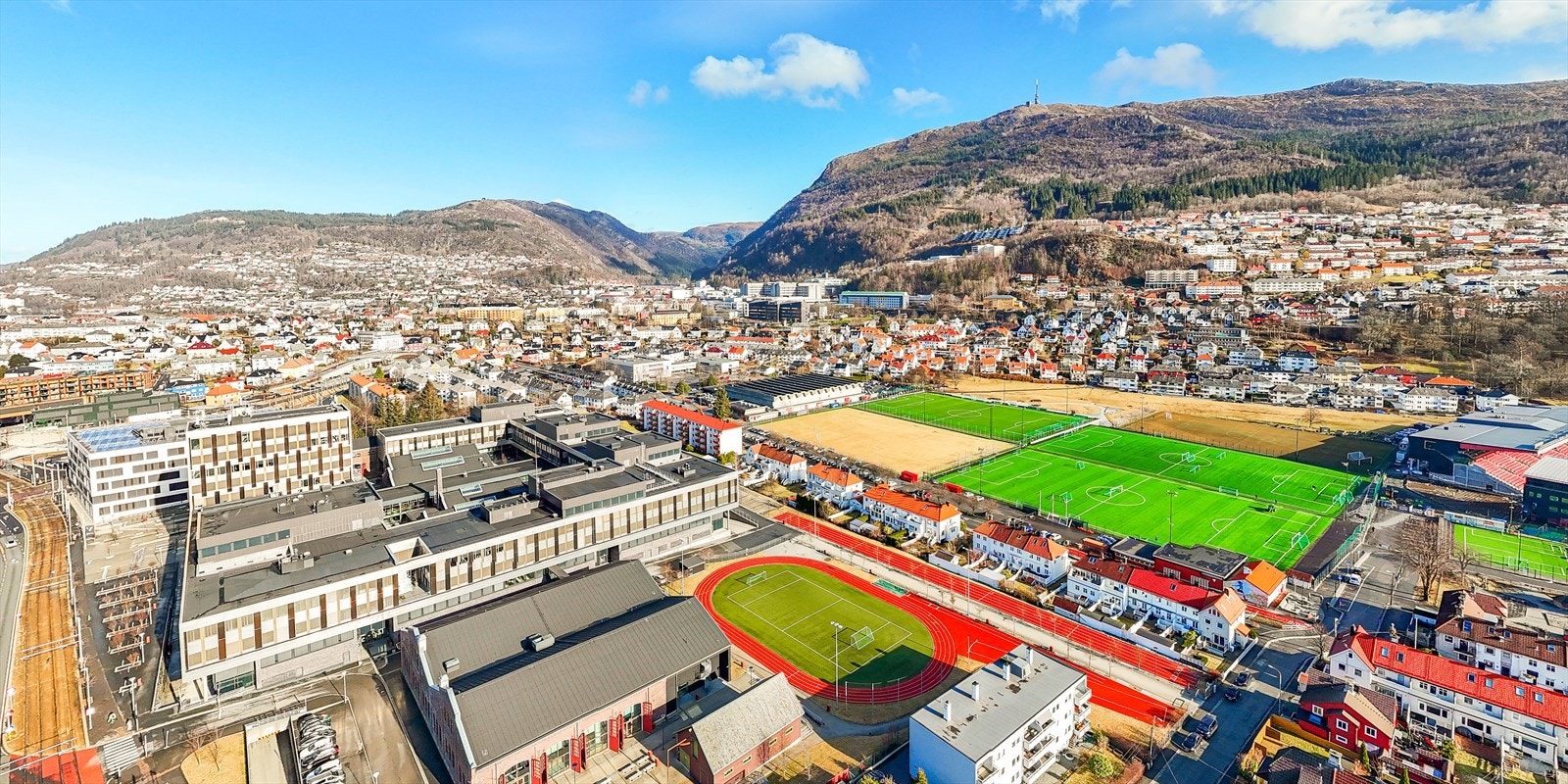 Bybanen, Brann stadion og Høyskolen ligger i umiddelbar nærhet, og leiligheten har gangavstand til de store arbeids- og studieinstitusjonene ved Haukeland og Haraldsplass. Galleribilde
