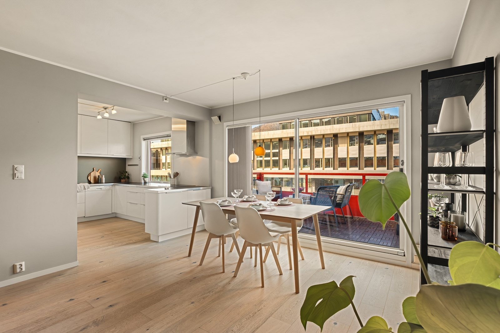 Stor stue med delvis åpen løsning mot kjøkken som tilsammen rommer ca. 30 m². Galleribilde