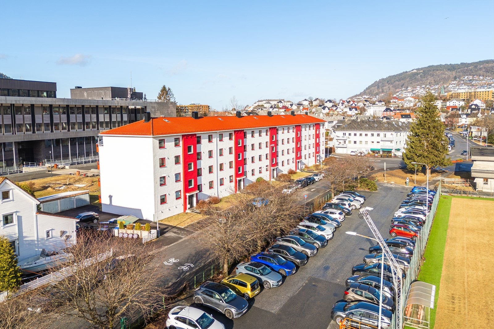 Fellestomten er pent opparbeidet med biloppstillingsplasser, grøntarealer, lekeplass og adkomstveier. Det er stor felles sykkelbod, vaskekjeller og tørkerom i byggets kjeller. Galleribilde