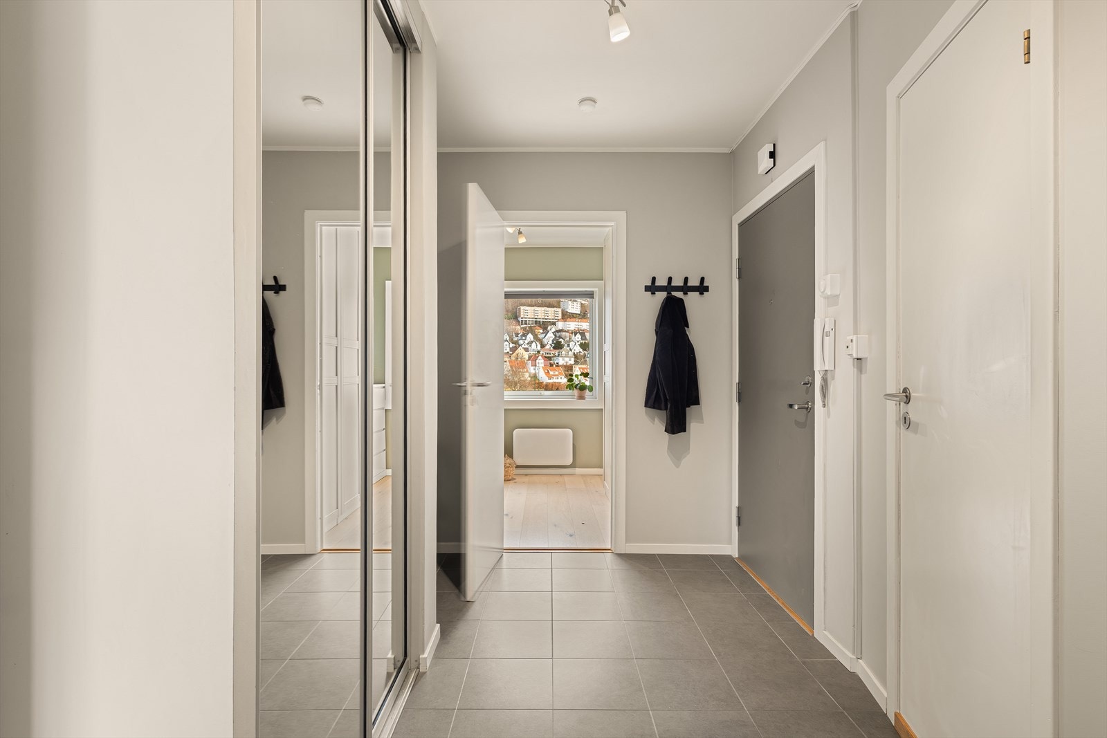 Innbydende og romslig gang med god oppbevaring i skyvegarderobe med speilfronter. Galleribilde