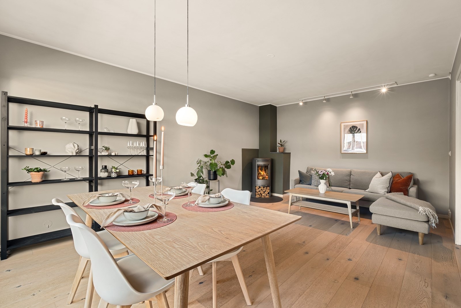 Leiligheten har en romslig og gjennomtenkt planløsning med en god standard, slik at du kan flytte rett inn uten behov for oppussing. Galleribilde