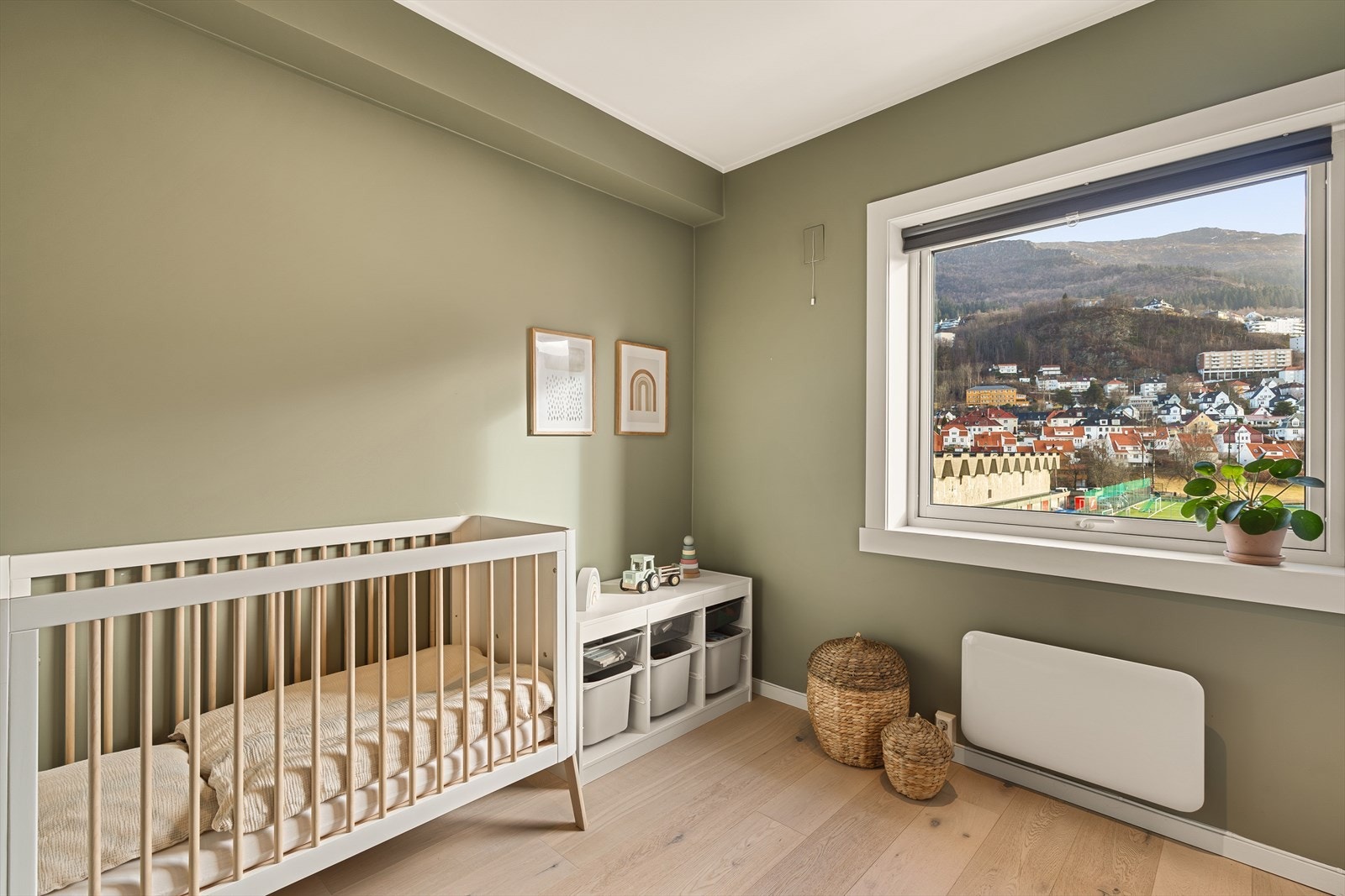 Begge soverommene har god plass til seng, nattbord og annet ønsket møblement. Galleribilde