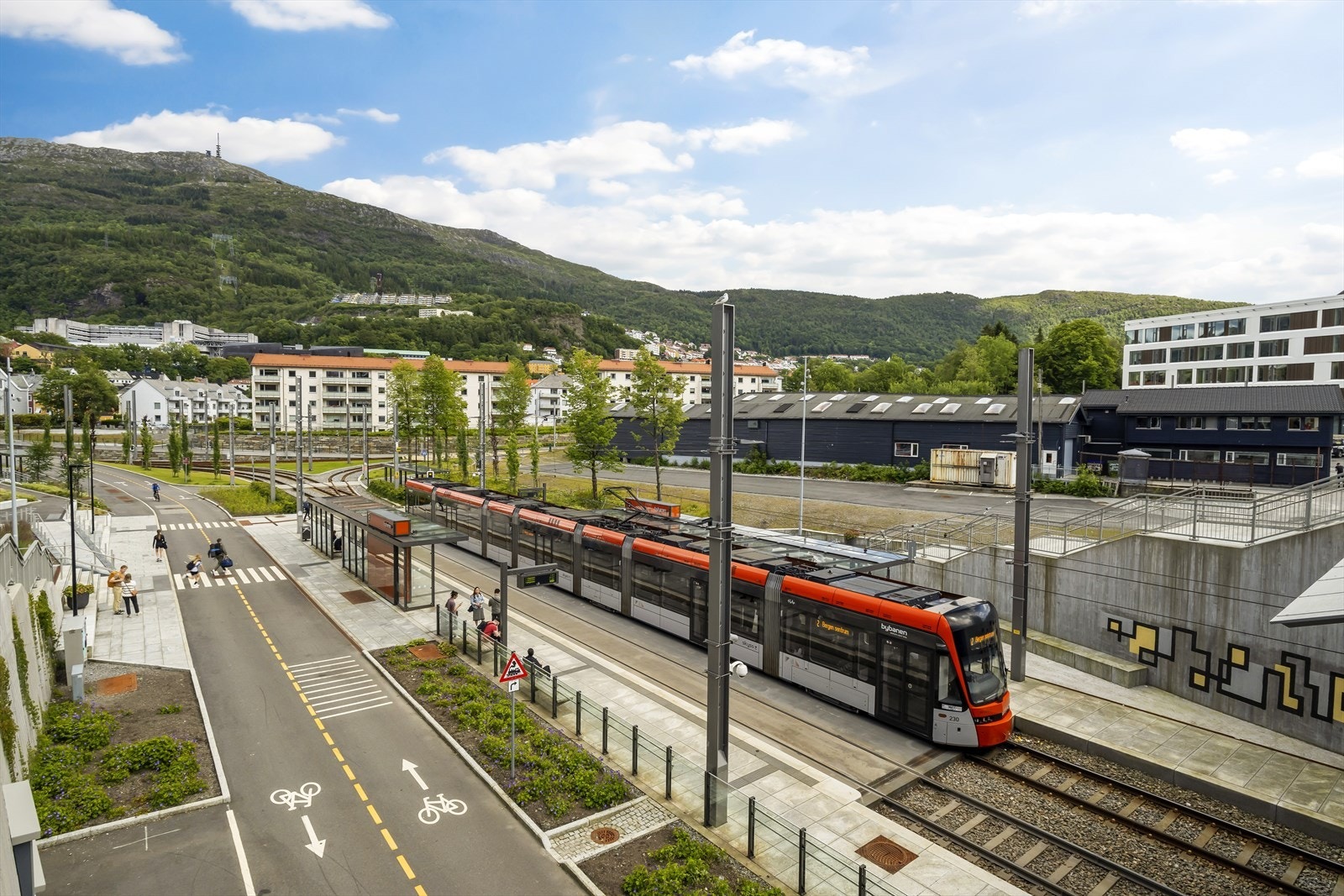Kronstad er en attraktiv og voksende bydel. Bybanestoppet her fungerer som et viktig knutepunkt mellom linjen fra Fyllingsdalen og Haukeland, noe som gir enkel og effektiv transport i hverdagen. Galleribilde