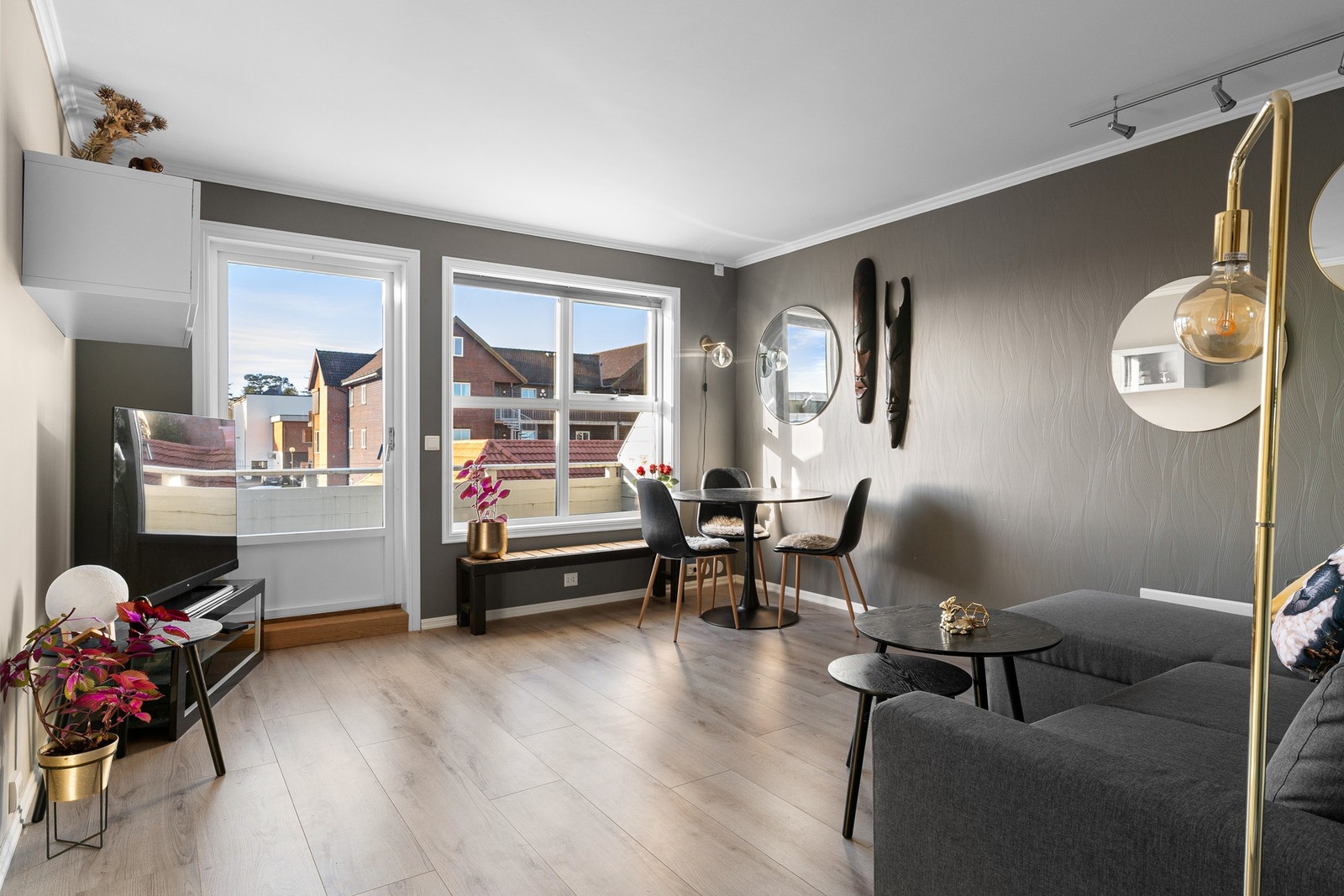 Erlandsbakken 6 er en flott, gjennomgående selveierleilighet. Leiligheten ligger til i 4.etasje og har utgang til en solrik balkong. Galleribilde