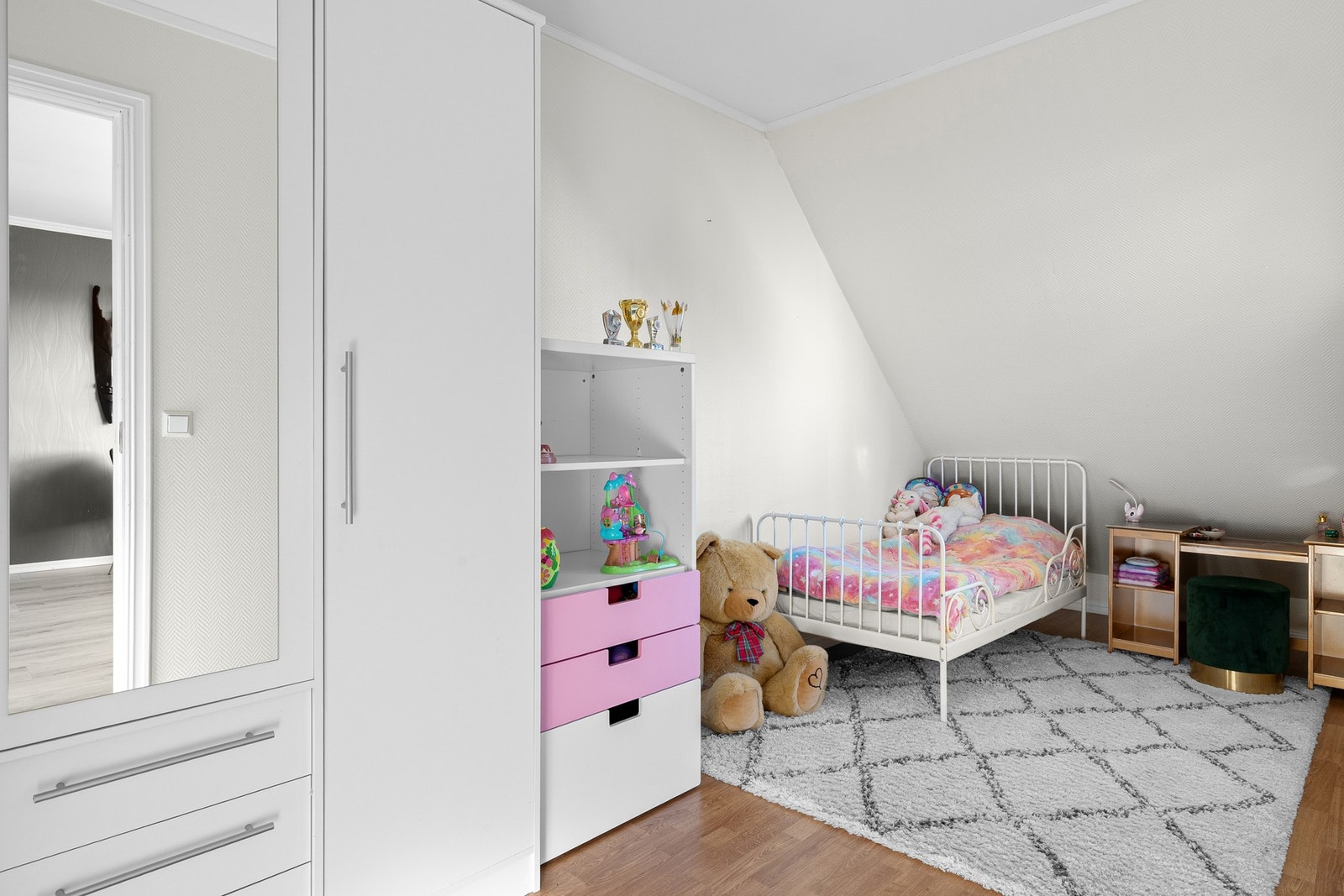 For ekstra lagringsplass har boligen en innvendig bod, samt en bod i lukket parkeringsanlegg på ca. 2 kvm. Galleribilde