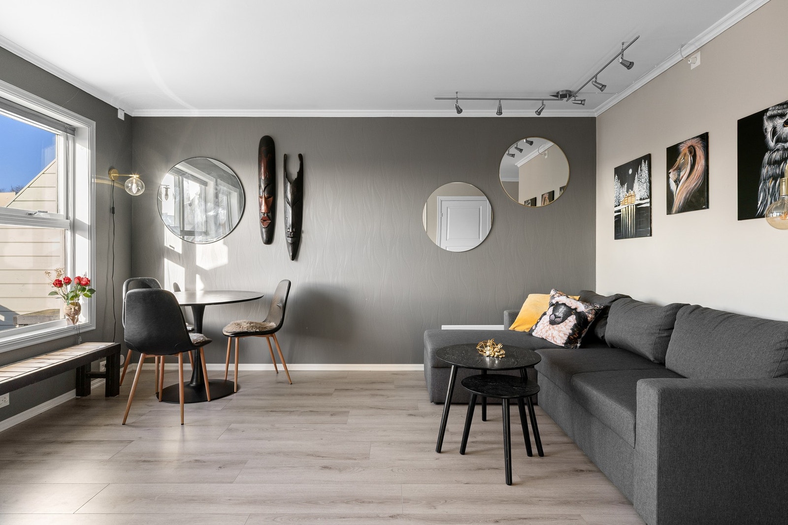 Store vindusflater fyller rommet med naturlig lys. Rommet har utgang til en solrik balkong som gir en herlig forlengelse av rommet på varme dager. Galleribilde