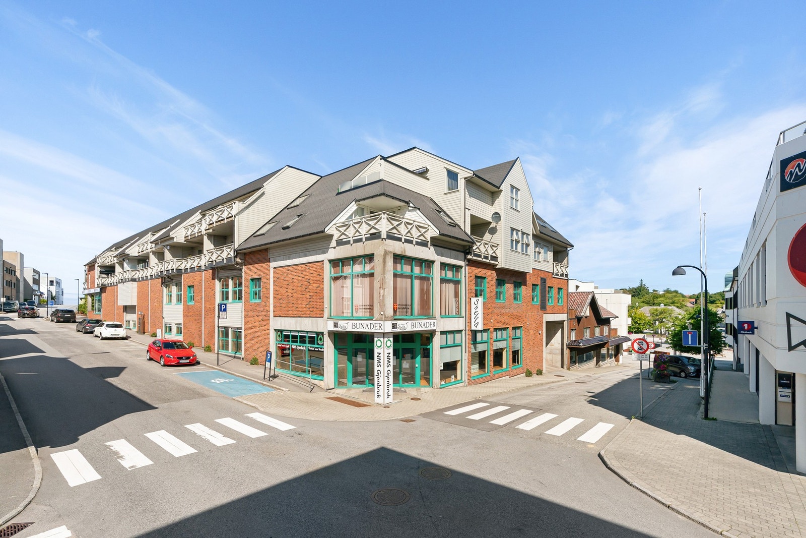 Området byr på offentlig kommunikasjon i form av buss og tog. Det er rundt 190 meter til Bryne stasjon, hvor toget tar deg til Stavanger på ca. 32 min. Ved å benytte bil tar det ca. 32 min til Stavanger, 20 min til Sandnes og 24 min til Stavanger Lufthavn Galleribilde