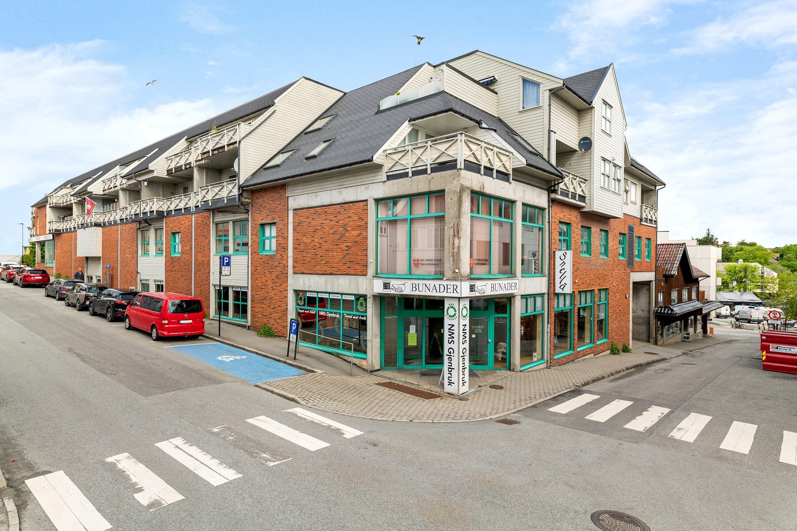 Dagligvarehandelen kan blant annet gjøres på Coop Mega, Obs og Kiwi. Obs ligger på M44 senteret i Bryne. Galleribilde