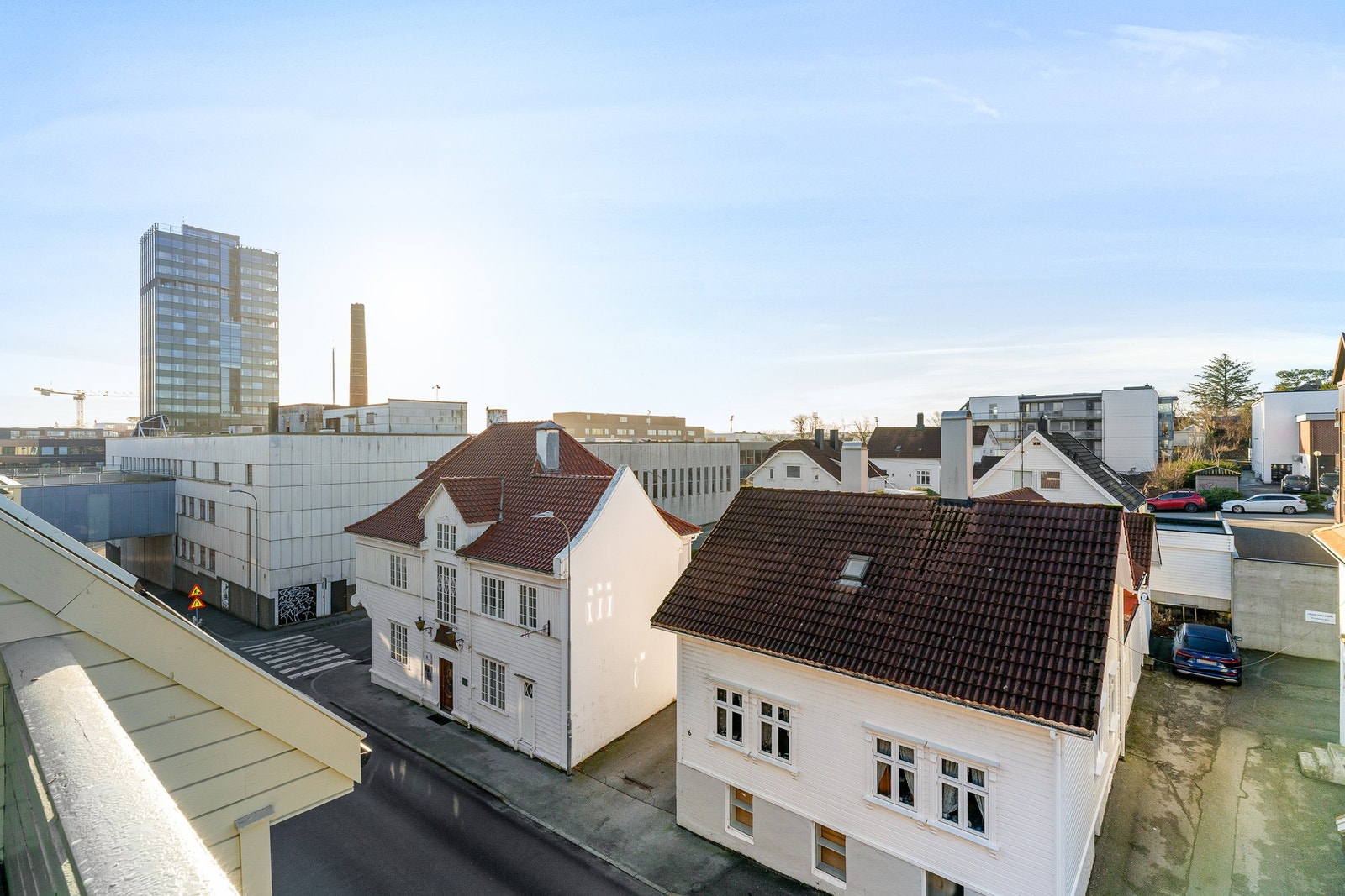 Området har kort vei til flotte tur- og rekreasjonsområder som kan benyttes gjennom hele året, hvor det blan annet er gangavstand til Sandtangen like ved Frøylandsvatnet. Galleribilde