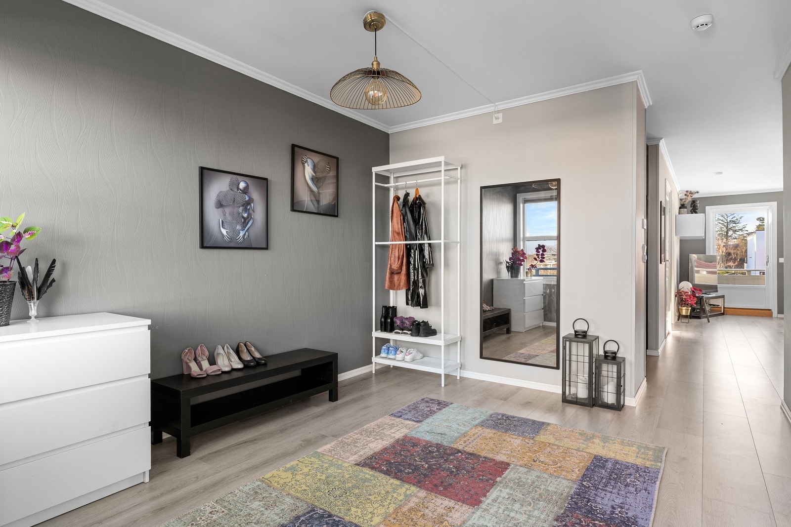 Leiligheten ligger i fjerde etasje og har adkomst via felles oppgang. Entreen har 1-stavs laminatgulv, rikelig med naturlig lys fra stor vindusflate og malte veggflater. Galleribilde