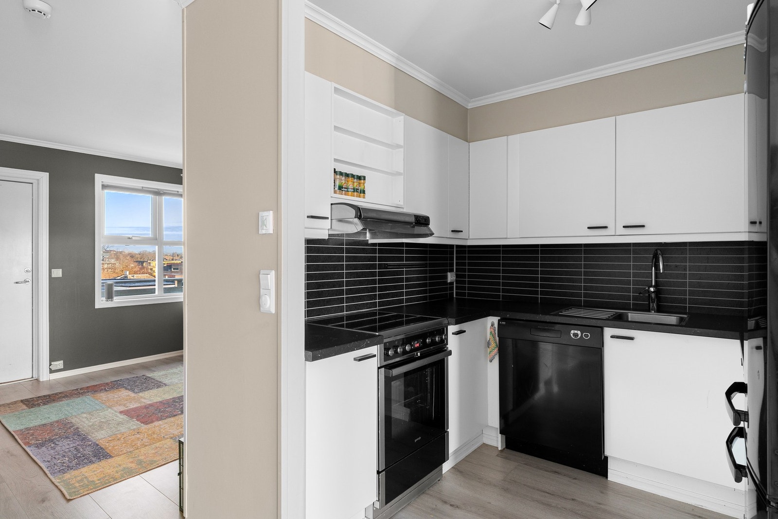 Kjøkken har delvis åpen løsning mot stuen, men ligger likevel noe skjermet fra deler av rommet. Galleribilde