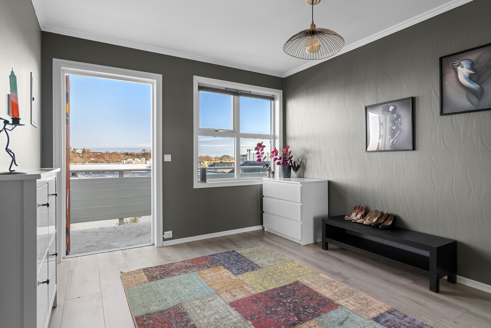 Entreen er romslig med flere møbleringsmuligheter, så her er det gode muligheter for garderobeløsning med oppbevaring av både yttertøy og utstyr. Galleribilde