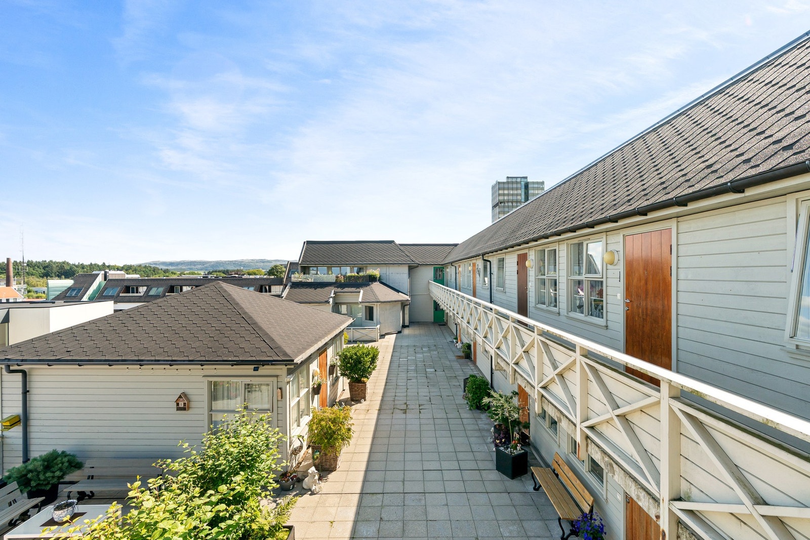 Sameiet består av 24 boligseksjoner, 2 næringseksjoner og 1 garasjeseksjon. P Galleribilde