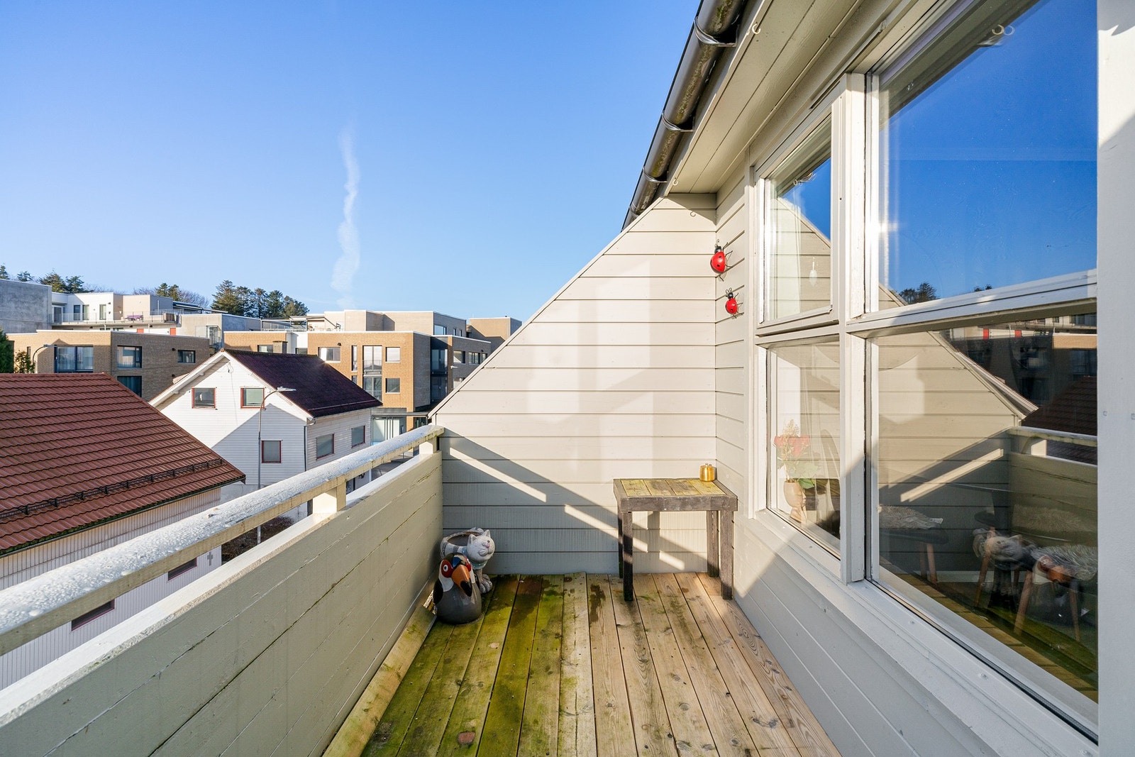 Balkongen har plass til utemøbler og innbyr til rolige stunder, samt sosiale sammenkomster. Galleribilde
