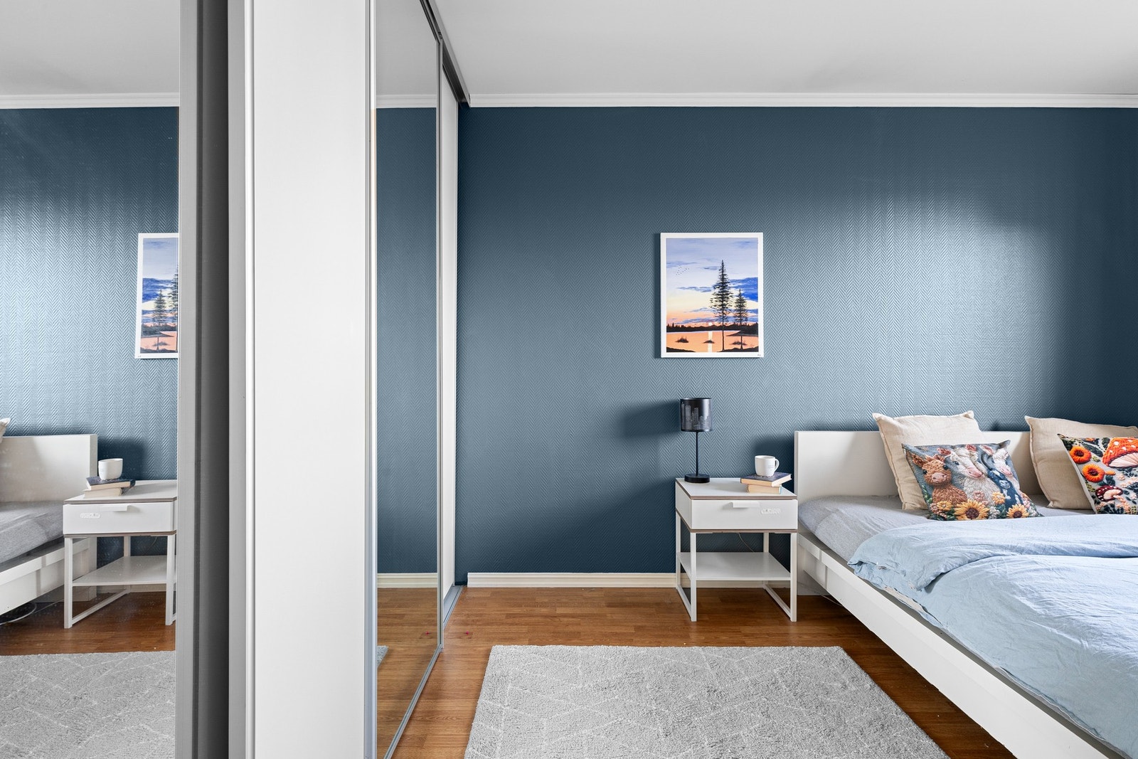 Hovedsoverommet har god plass til dobbeltseng, nattbord og garderobeskap. Galleribilde