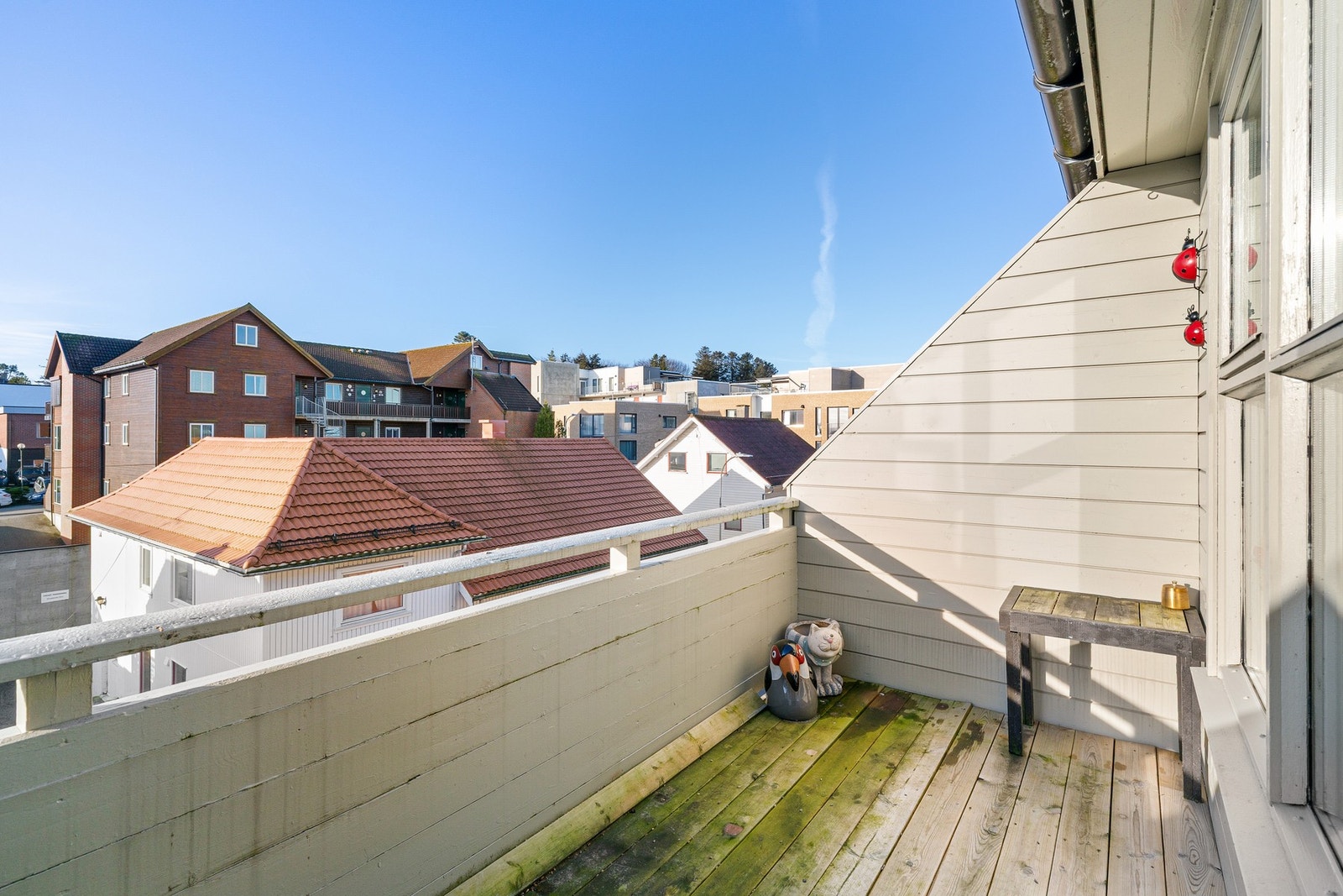 Fra stuen er det utgang til leilighetens balkong. Galleribilde