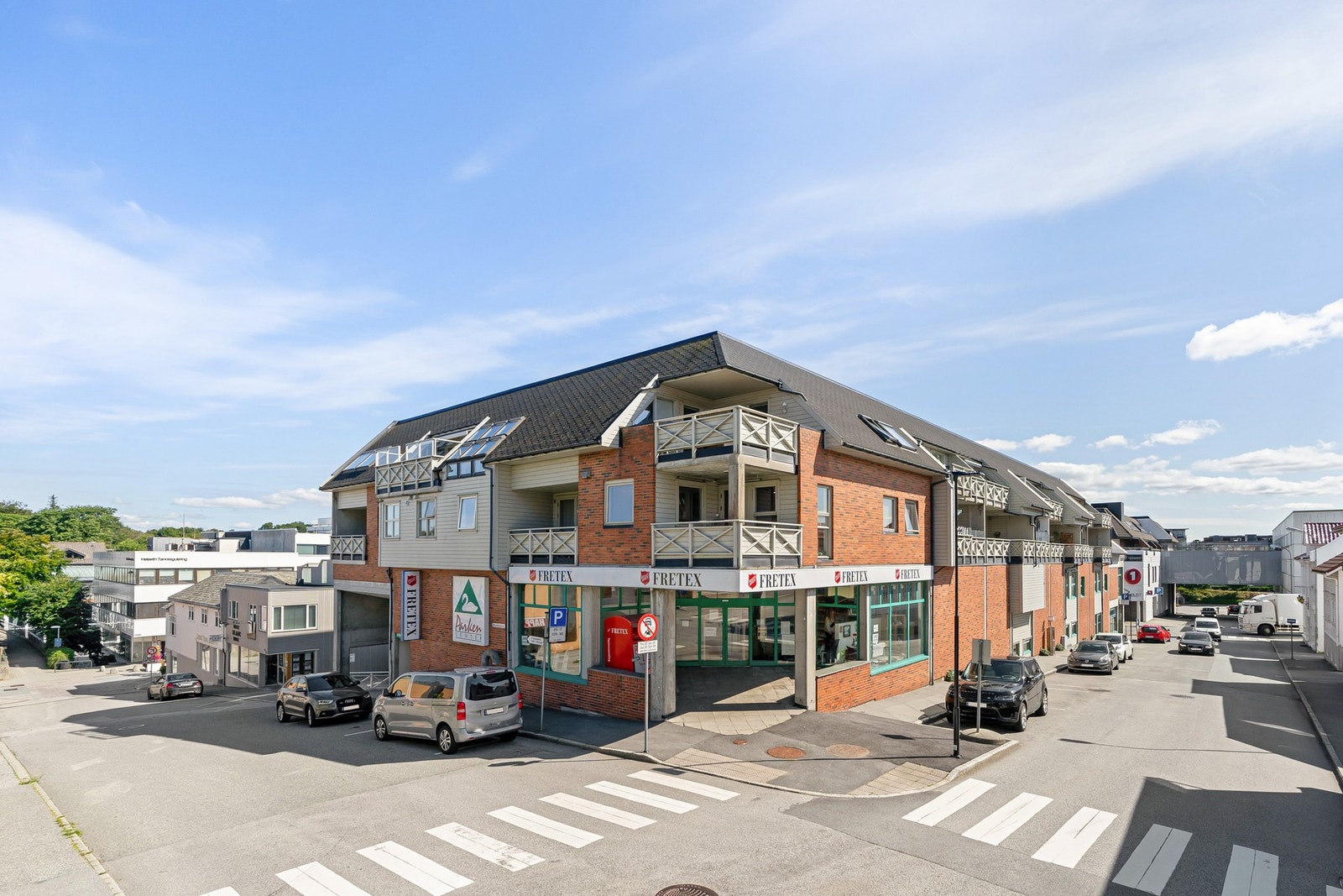 Her finner man et rikt utvalg butikker og forretninger, samt flere spisesteder. I tillegg ligger Stavanger godt innen rekkevidde med alt av bymessige fasiliteter. Galleribilde