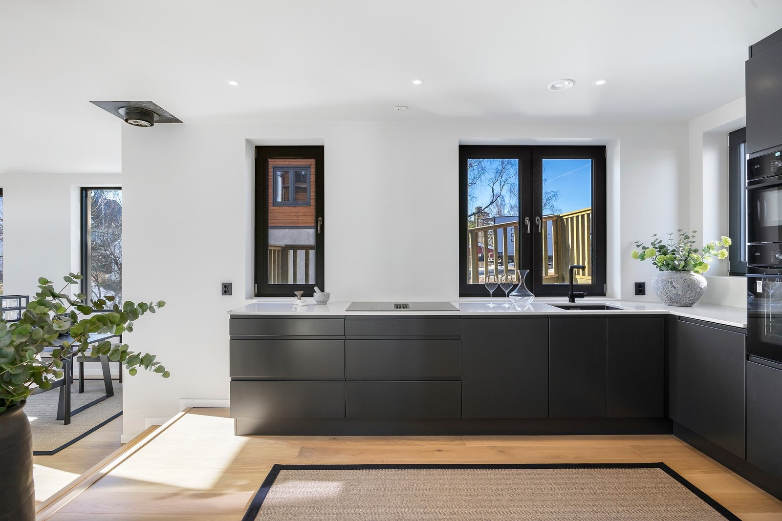 Huseby kjøkken, Persille i dempet sort. Benkeplate Silestone polert, farge Desert Silver med underlimt vask. Galleribilde