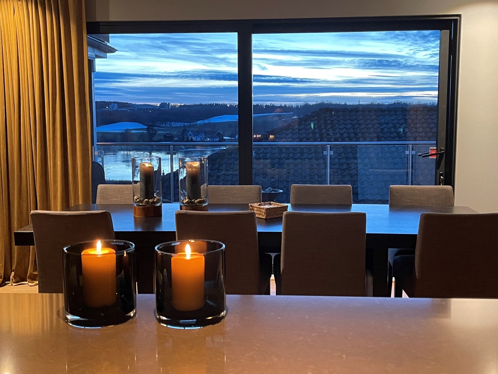 Perfekt sted å nyte kvelden med gjester etter en bedre middag og nyte kveldssolen, været og utsikten mot Vestfjorden hvor du kan se båtene gli forbi! Galleribilde