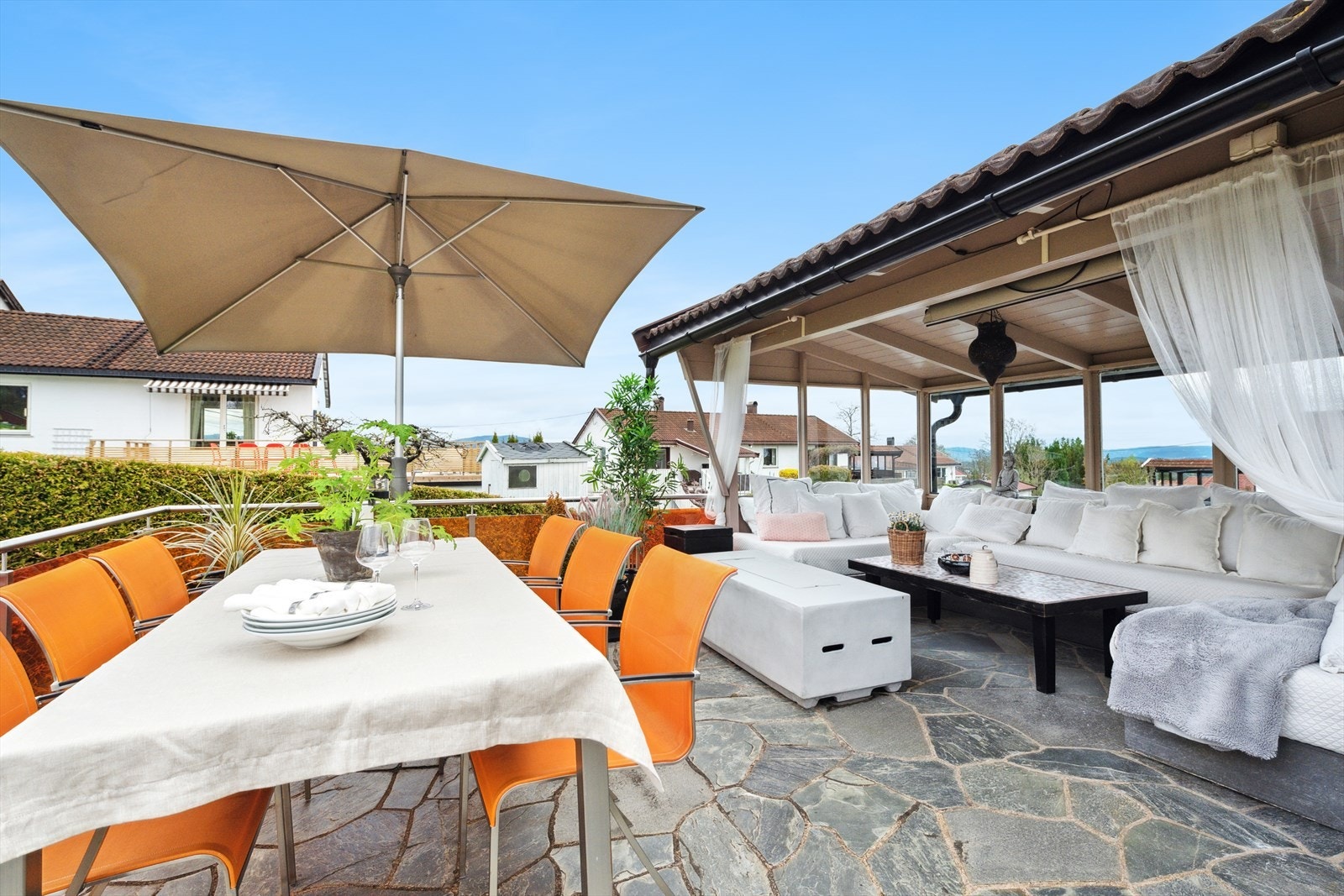 Stor uteplass med mange sitteplasser for hyggelige stunder med venner og familie. Galleribilde