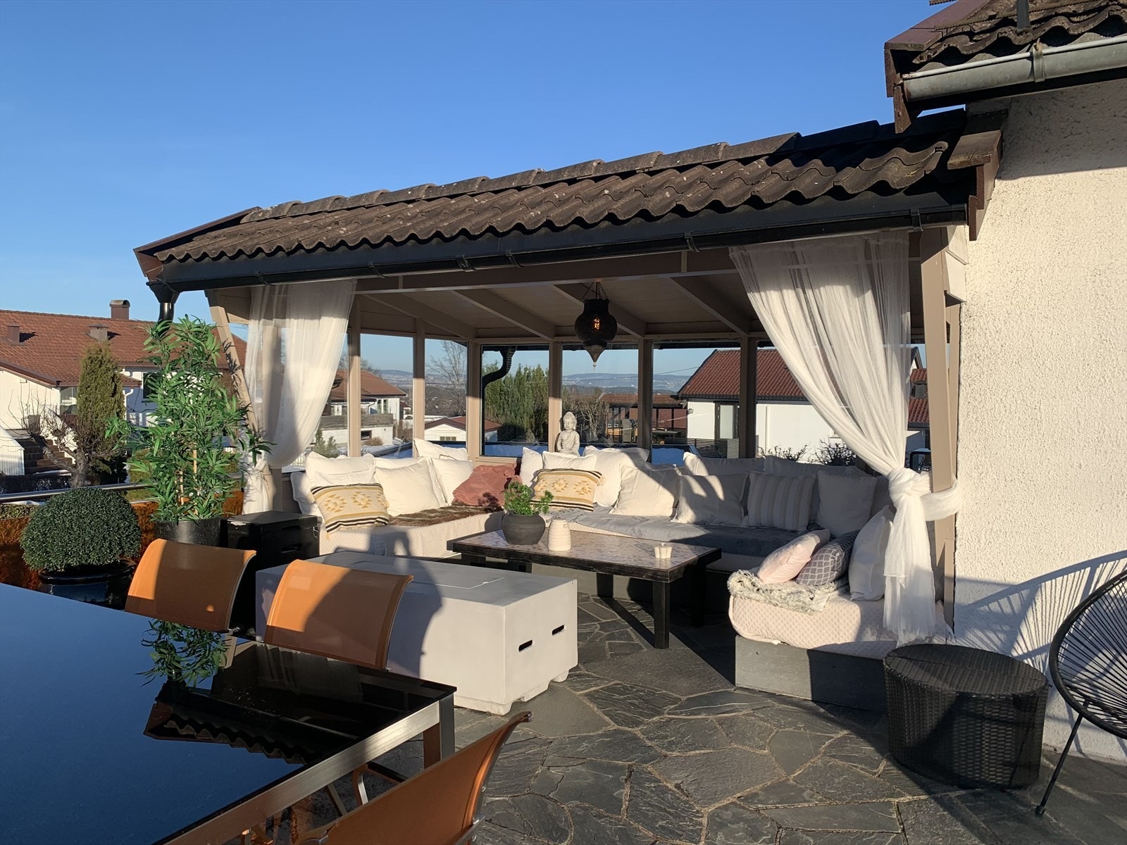 Selgers private bilde av uteplassen med overbygd sittegruppe og spiseplass Galleribilde