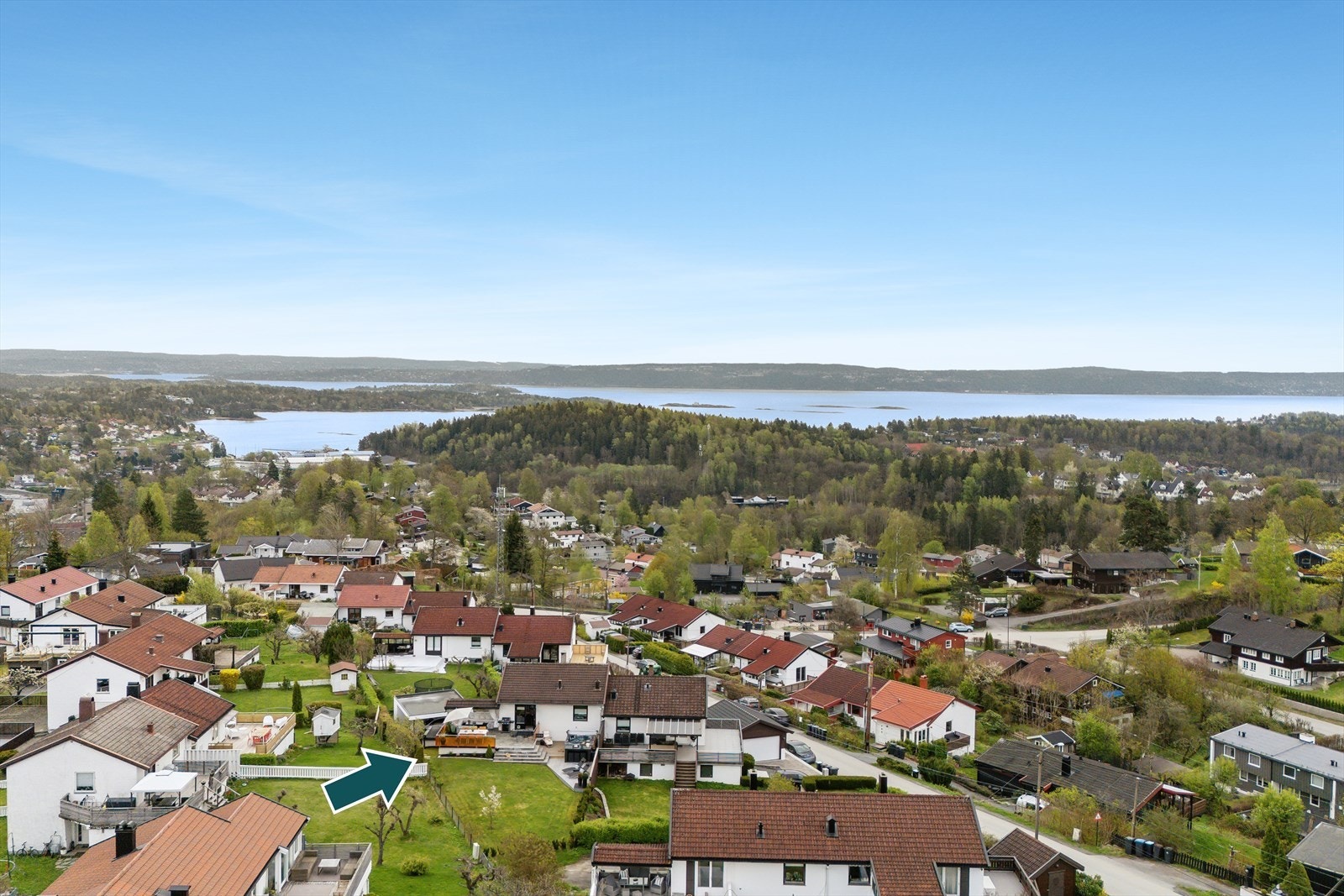 Eiendom med en kort spasertur unna finner du matbutikk, barnehager, skoler og togstasjon. Galleribilde