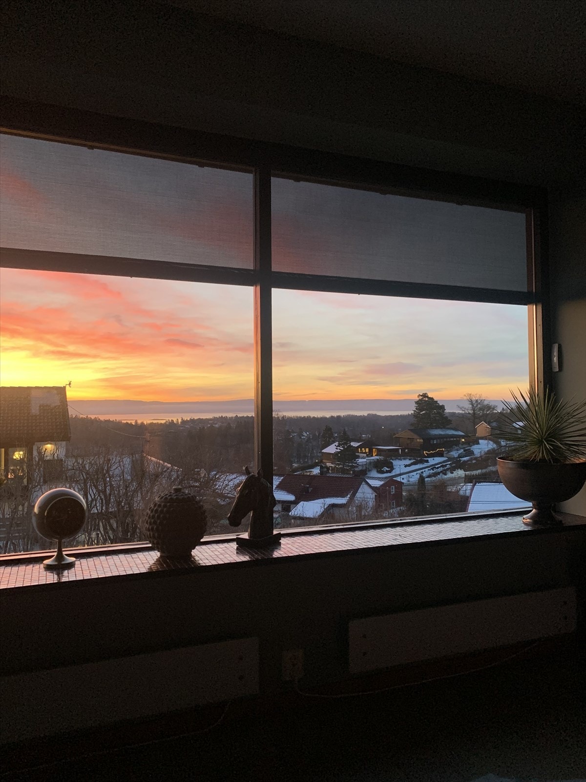 Morgenstemning; selgers private bilde av utsikten fra stuen Galleribilde
