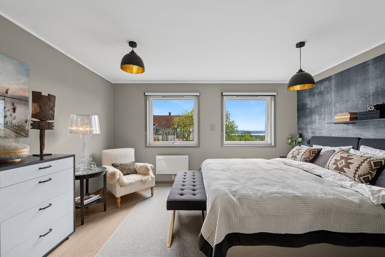 Pent soverom med god plass til møblement. Galleribilde