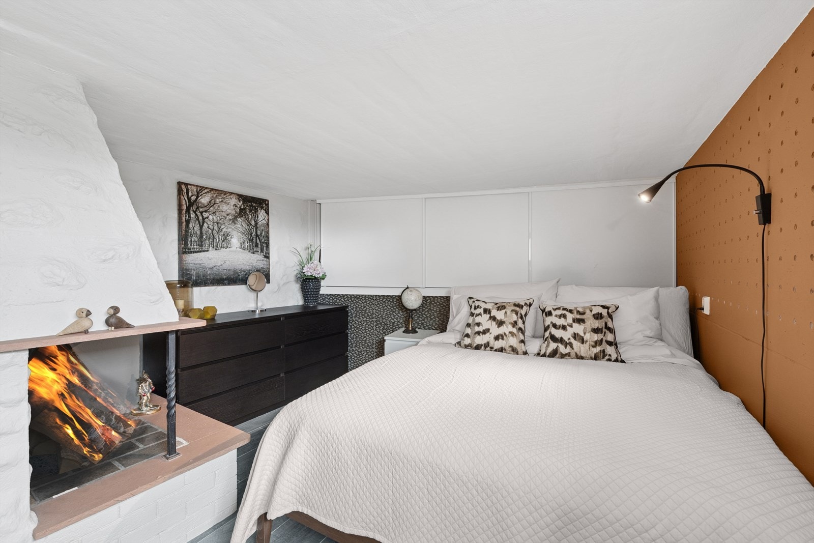 Kjellerstue med peis for varme og avslappende kvelder. Galleribilde