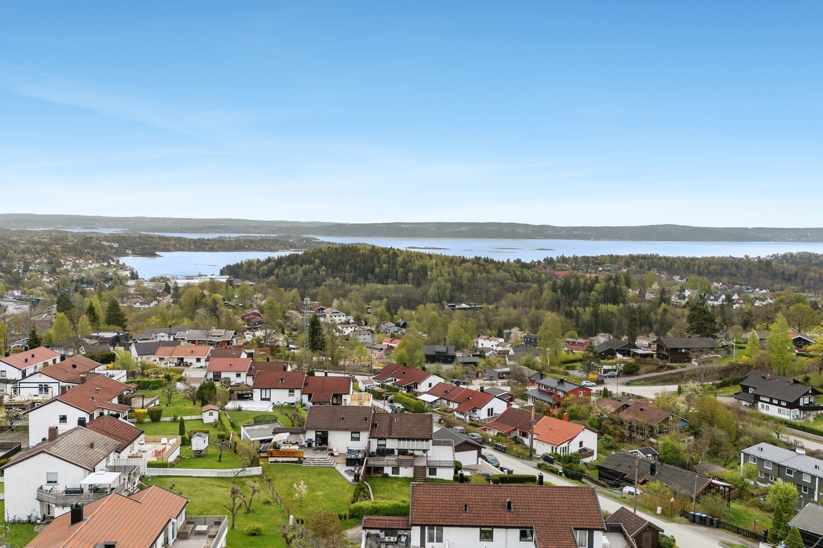 Eiendom med en kort spasertur unna finner du matbutikk, barnehager, skoler og togstasjon. Galleribilde