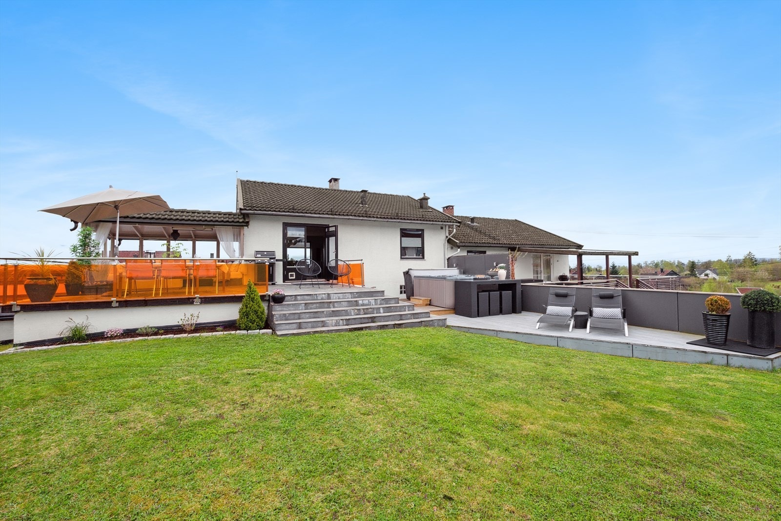 Høyt og fritt! Utsikt og solrikt!
Pent opparbeidet tomt med flotte utearealer Galleribilde