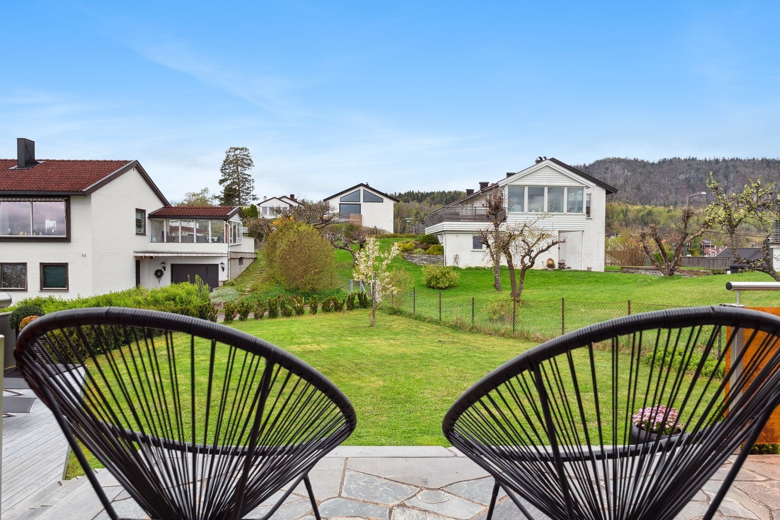 Koselig uteplass med fin utsikt over det hyggelige nabolaget som omgir eiendommen. Galleribilde