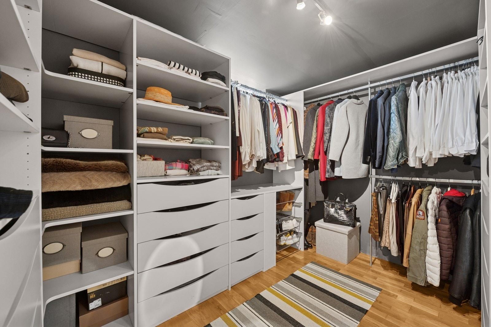 Flott og organisert walk-in closet, perfekt for å holde klær og sko i orden. Galleribilde