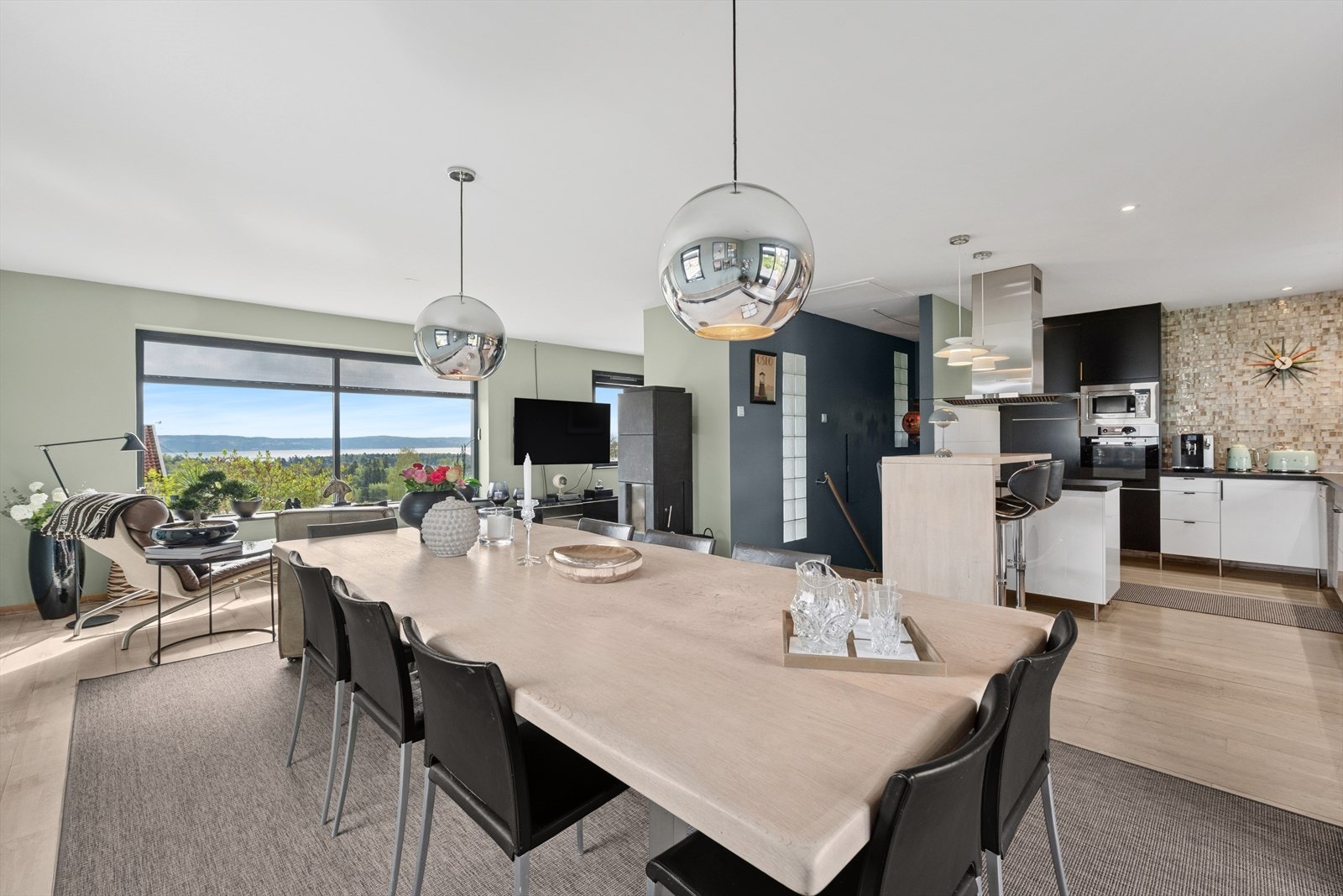 Opplev den åpne, lyse og praktiske planløsningen mellom kjøkken, spisestue og stue. Hyggelig for både hverdagsliv og sosiale sammenkomster. Galleribilde