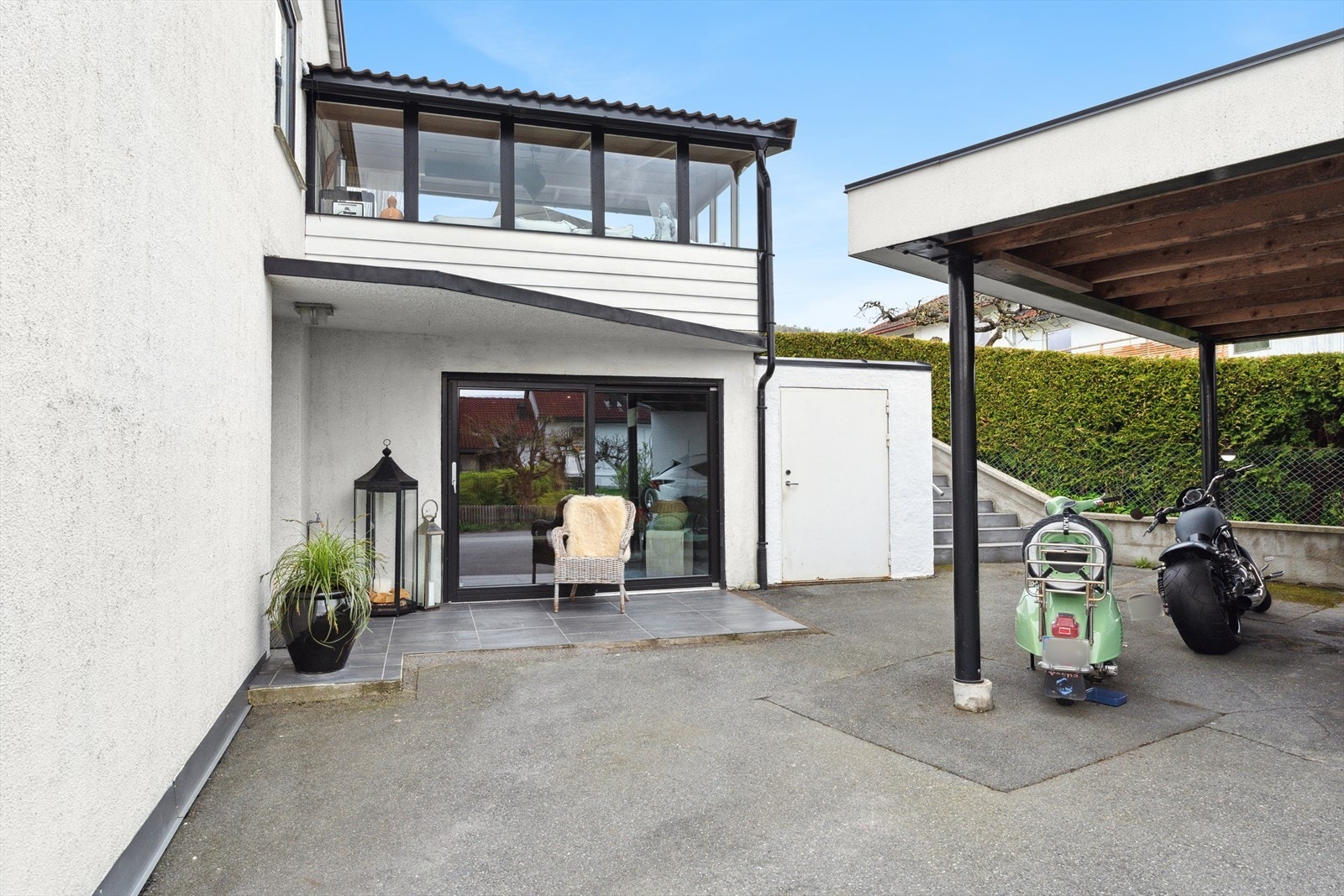 Hyggelig inngangsparti med uteplass. Her kan du nyte en kopp kaffe og en god bok. Galleribilde