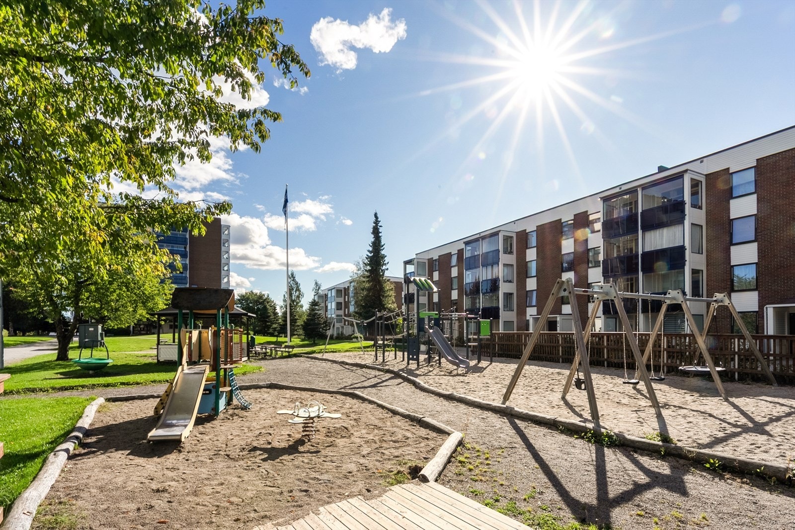 Flere barnehager og skoler, som Haugen skole, ligger innen gangavstand fra boligen. Galleribilde