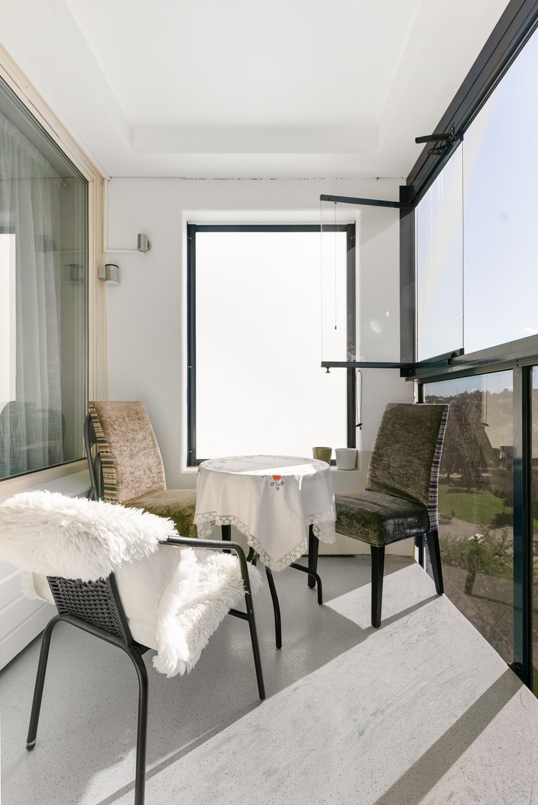 Innglassingen gjør at balkongen kan benyttes som en forlengelse av stuen store deler av året. Galleribilde