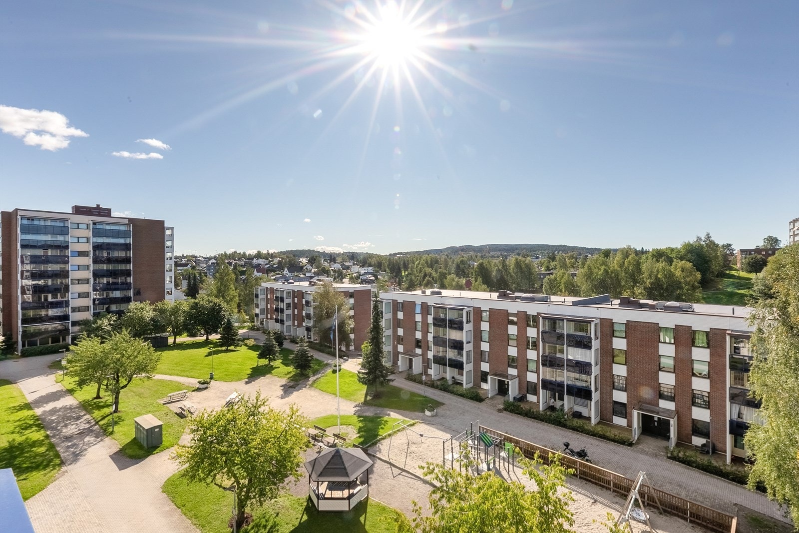 Boligen ligger i et fredelig nabolag som oppleves som svært trygt, med lite trafikk. Galleribilde