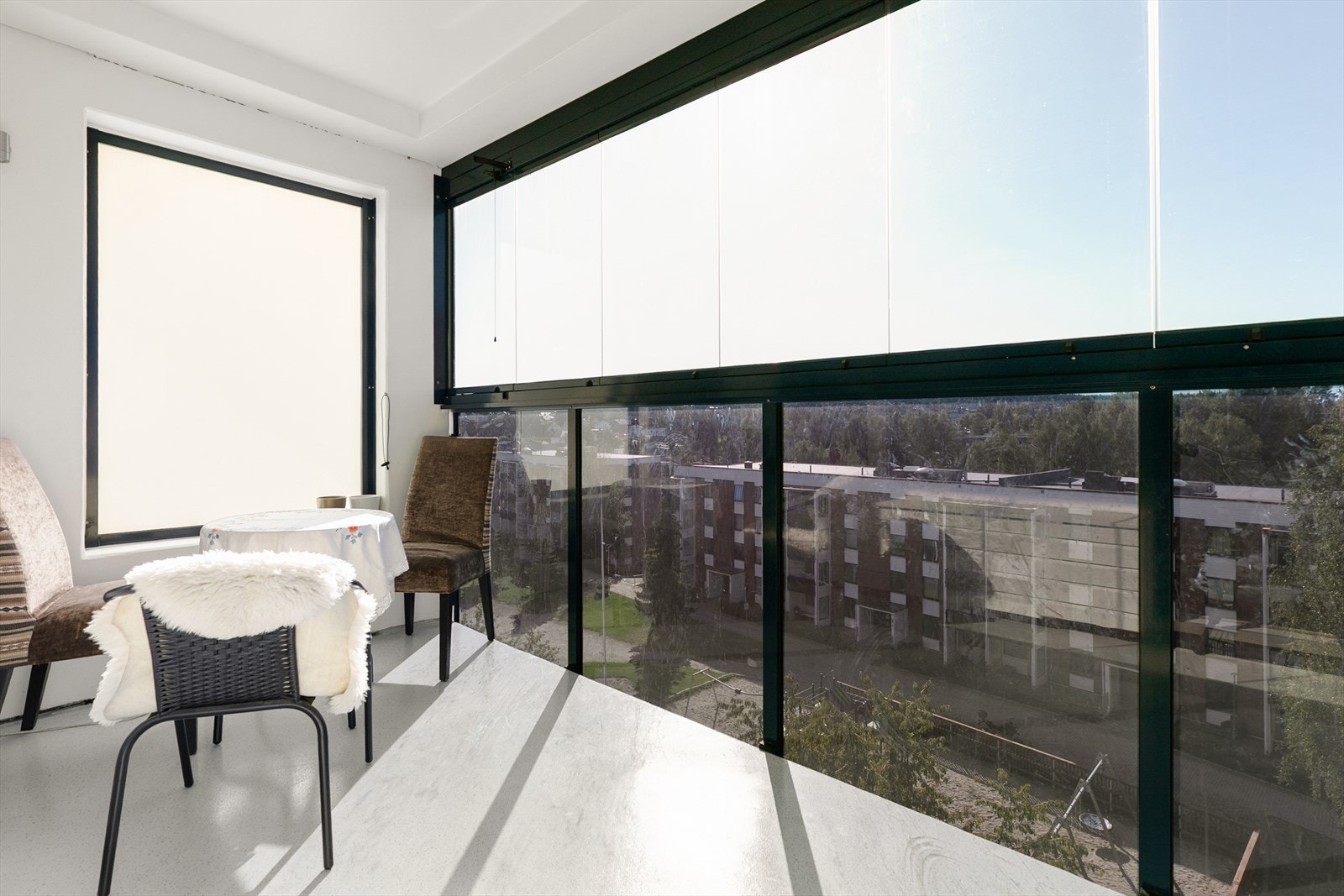 Den innglassede balkongen på 12 m² er vestvendt, noe som gir gode lysforhold på ettermiddagen. Galleribilde