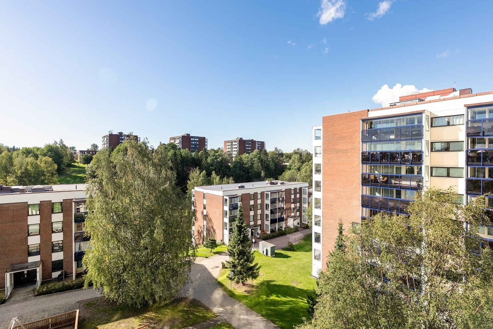 Fra leiligheten i 5. etasje har man god oversikt over de grønne og velholdte fellesarealene. Galleribilde