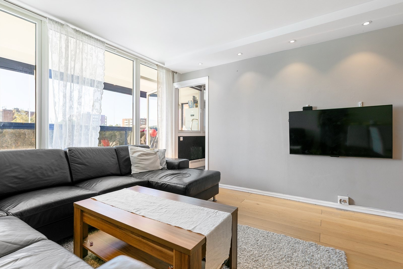 Fra stuen er det direkte utgang til balkongen via en skyvedør med isolerglass. Og det er tilgang til soverom 2 Galleribilde