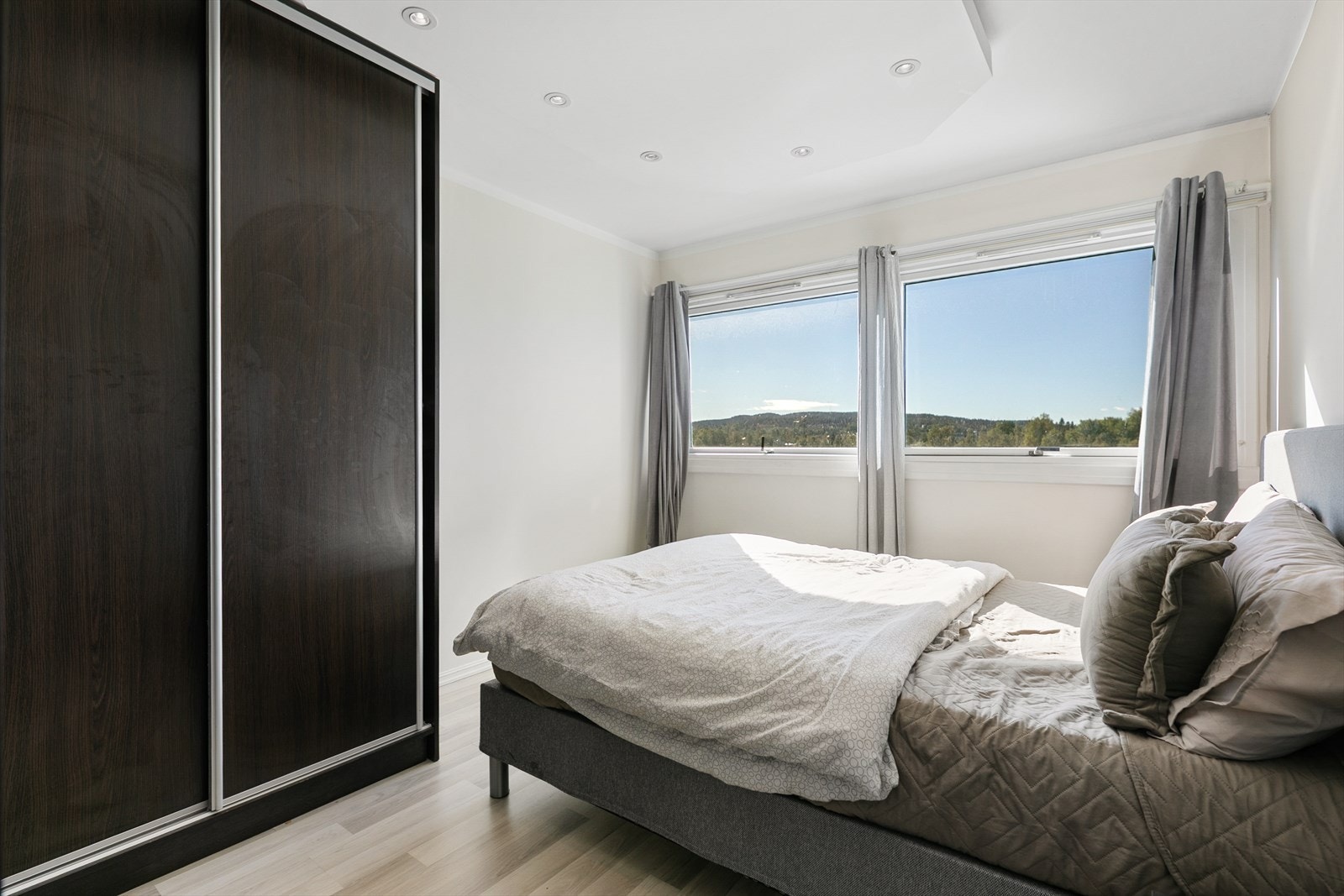 Hovedsoverommet er romslig, med plass til dobbeltseng og vinduer fra 2005. Galleribilde