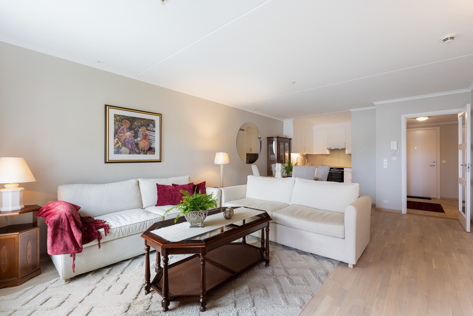 Leiligheten inneholder romslig entrè, åpen stue/kjøkkenløsning med int. hvitevarer, helfliset bad med varmekabler, soverom med garderobeskap og bod. Galleribilde