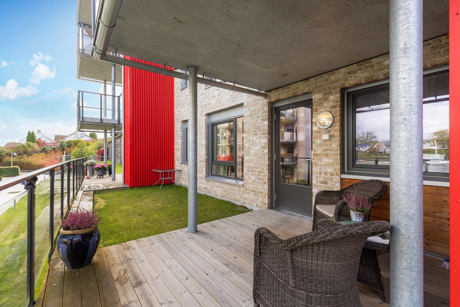 Leiligheten har en deilig, overbygget balkong på ca. 10 m2 med nydelig utsikt mot vannspeilet i Porsgrunnselva og omgivelsene langs elvebredden. Galleribilde