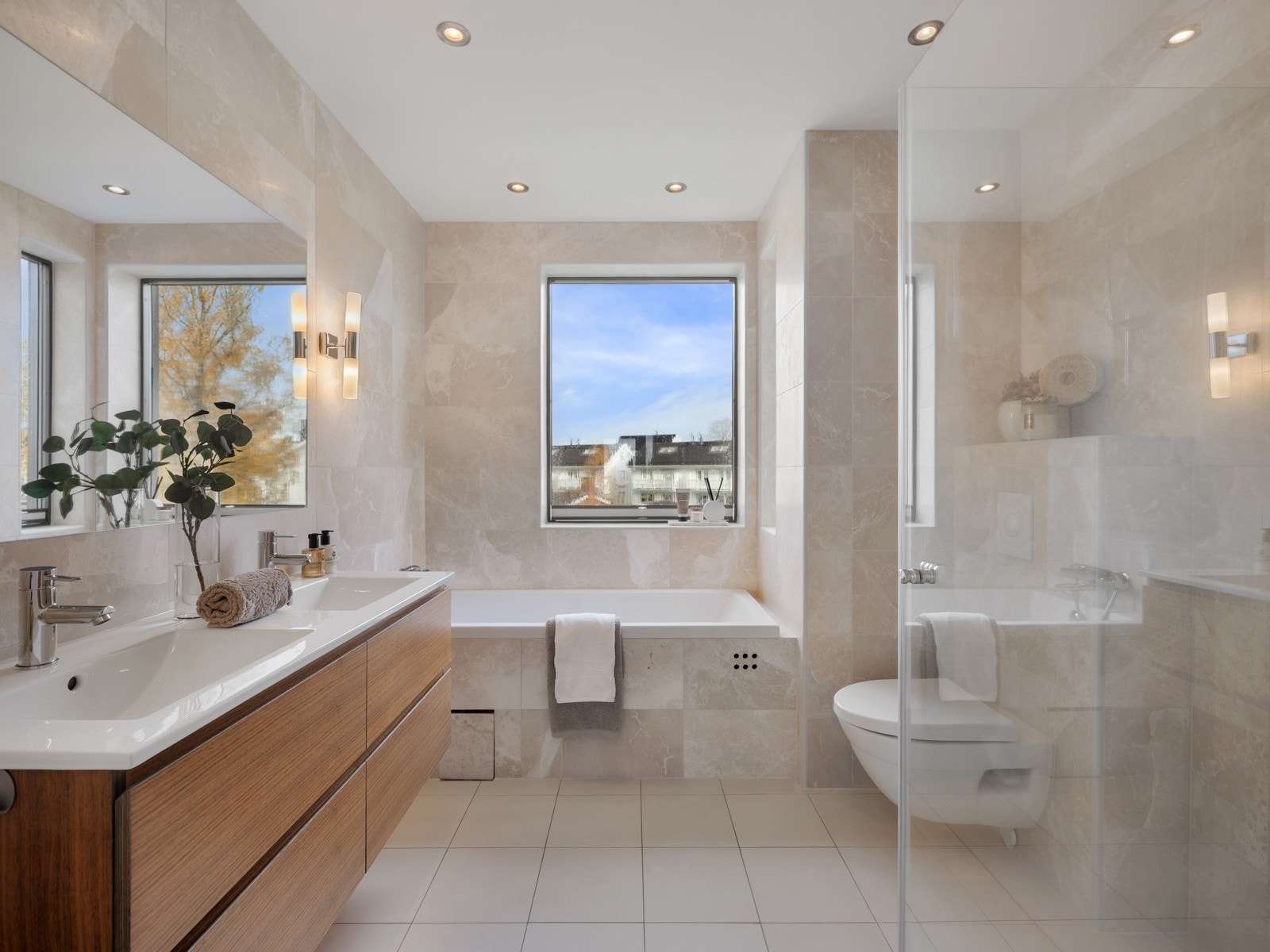 Det andre badet er fra byggeår og har flislagte overflater. Galleribilde