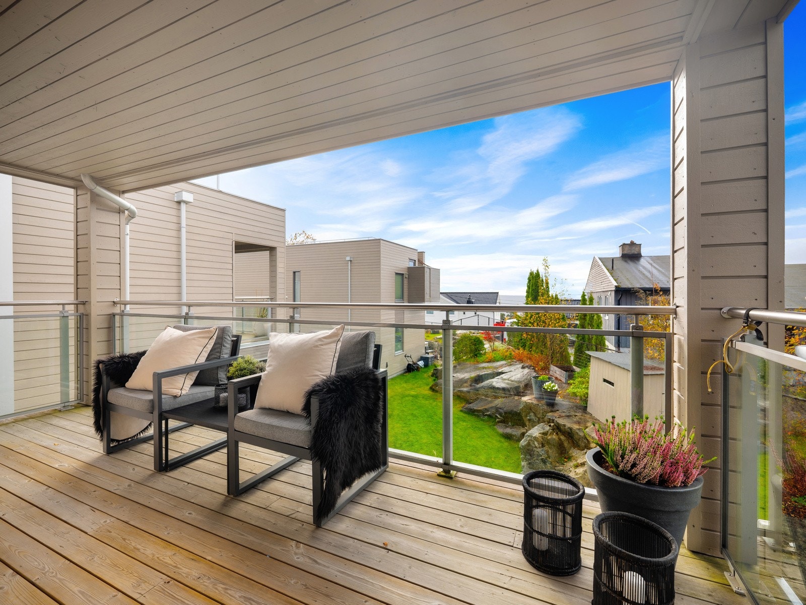 Balkongen er av god størrelse med plass til utemøbler. Galleribilde